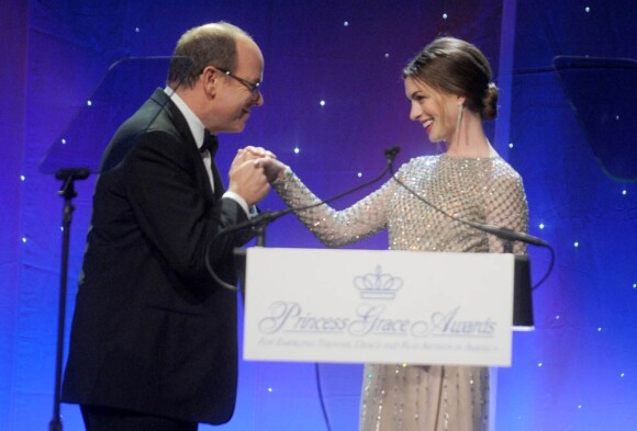 Le prince Albert et Anne Hathaway à New York mardi 1er novembre 2011 pour la remise des Princess Grace Awards de la Princess Grace Foundation-USA.