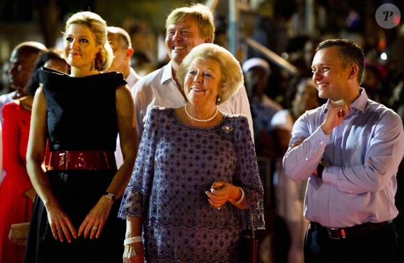 Grosse ambiance à Curaçao lors du festival Brionplein, où la princesse Maxima a frappé fort en rouge et noir, très complice avec son mari le prince Willem-Alexander.
La reine Beatrix, le prince Willem-Alexander et la princesse Maxima des Pays-Bas faisaient escale pour 48 heures à Curaçao, les 1er et 2 novembre 2011, dans le cadre de leur visite officielle de dix jours dans les Antilles.