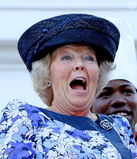 La reine Beatrix en visite d'une école hôtelière à Willemstad.
La reine Beatrix, le prince Willem-Alexander et la princesse Maxima des Pays-Bas faisaient escale pour 48 heures à Curaçao, les 1er et 2 novembre 2011, dans le cadre de leur visite officielle de dix jours dans les Antilles.