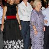 Grosse ambiance à Curaçao lors du festival Brionplein, où la princesse Maxima a frappé fort en rouge et noir, très complice avec son mari le prince Willem-Alexander.
La reine Beatrix, le prince Willem-Alexander et la princesse Maxima des Pays-Bas faisaient escale pour 48 heures à Curaçao, les 1er et 2 novembre 2011, dans le cadre de leur visite officielle de dix jours dans les Antilles.