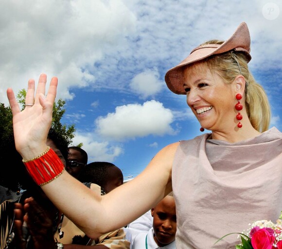 La reine Beatrix, le prince Willem-Alexander et la princesse Maxima des Pays-Bas, ici en visite de l'école Princesse Margriet de Willemstad, faisaient escale pour 48 heures à Curaçao, les 1er et 2 novembre 2011, dans le cadre de leur visite officielle de dix jours dans les Antilles.