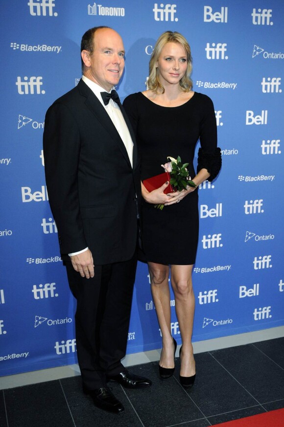 Albert et Charlene de Monaco posent au TIFF Bell  Lightbox de Toronto, le 2 novembre 2011, pour l'inauguration de  l'exposition Grace Kelly: From Movie Star to Princess.