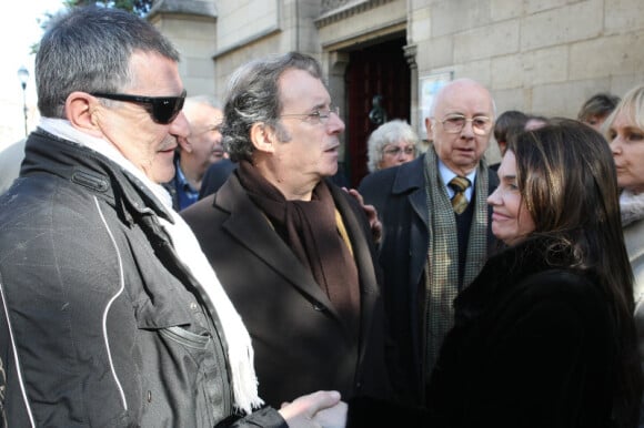 Jean-Marie Bigard, Daniel Russo et France, fille de Robert Lamoureux, lors des obsèques de Robert Lamoureux en l'église Notre-Dame de Boulogne-Billancourt le 4 novembre 2011
