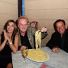 Elisabetta Canalis affamée devant un plat de pâtes lors de l'inauguration d'un restaurant italien à Miami le 4 novembre 2011