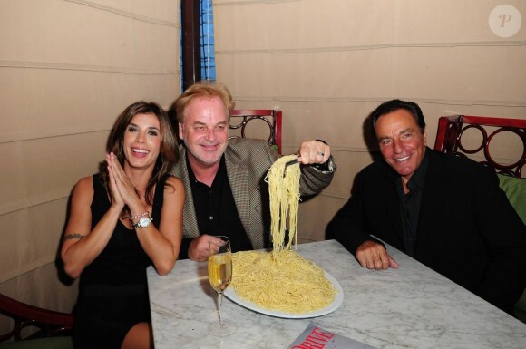 Elisabetta Canalis affamée devant un plat de pâtes lors de l'inauguration d'un restaurant italien à Miami le 4 novembre 2011