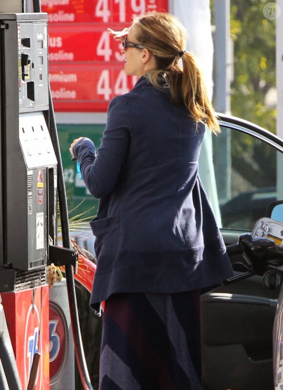 Julia Roberts se rend dans une station service, le lundi 31 octobre à Los Angeles.