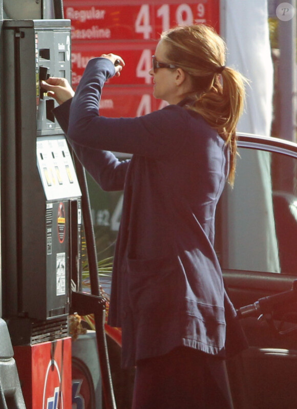 Julia Roberts compose le code de sa carte bleue à la station service, le lundi 31 octobre à Los Angeles.
