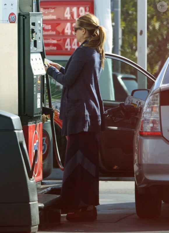 Julia Roberts a un souci avec sa carte bleue alors qu'elle se rend à la station service, le lundi 31 octobre à Los Angeles.