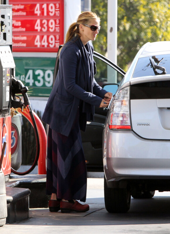 Julia Roberts a un souci avec sa carte bleue à la station service, le lundi 31 octobre à Los Angeles.