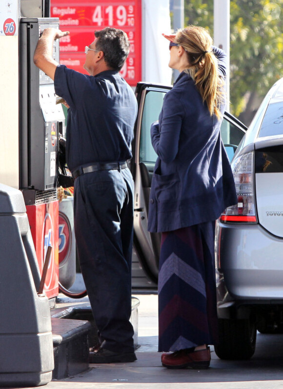 Julia Roberts a un souci avec sa carte bleue à la station service et demande l'aide d'un employé, le lundi 31 octobre à Los Angeles.