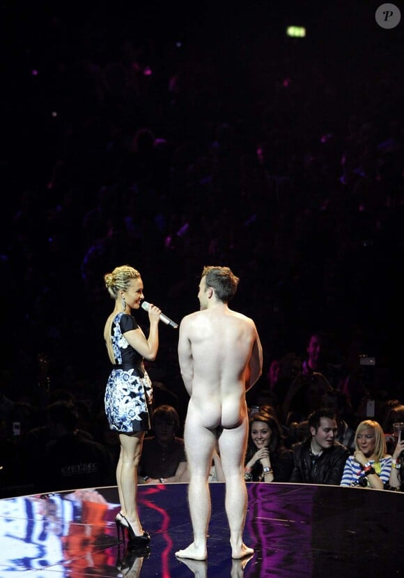 Hayden Panettiere est surprise par l'arrivée sur scène de cet homme nu. Elle l'invite à boire un verre. MTV Europe Music Awards, à Belfast, le 6 novembre 2011.