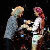 Katy Perry remet un prix d'honneur à brian May de Queen aux MTV Europe Music Awards, à Belfast, le 6 novembre 2011.