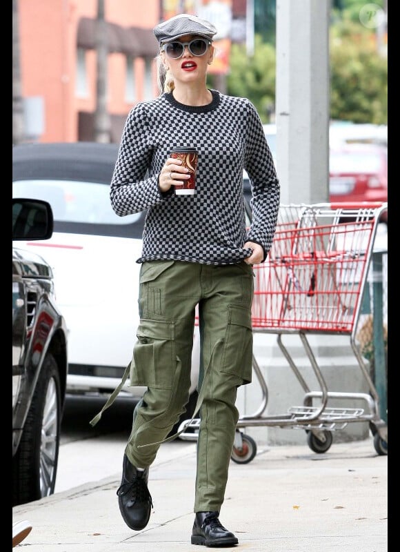 Petite séance shopping pour Gwen Stefani, toujours trés bien habillée. Sherman Oaks, le 4 novembre 2011.