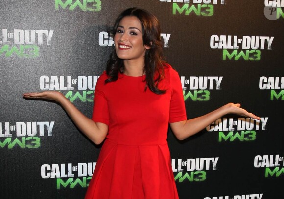 Karima Charni, tellement glamour, semble plutôt dire 'faites l'amour, pas la guerre' ! Dans les rangs de ses recrues people, Activision comptait quelques bombes pour rendre le lancement de Call of Duty: Modern Warfare 3 encore plus explosif, lundi 7 novembre 2011 au Palais de Chaillot !