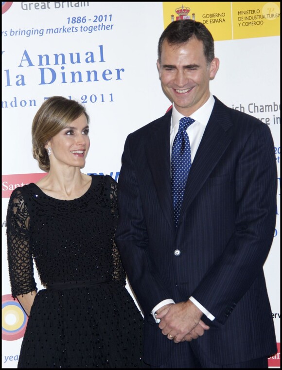 Letizia et Felipe d'Espagne complices lors du 125 anniversaire de la Chambre de Commerce Espagnole en Grande-Bretagne, le 7 novembre 2011.