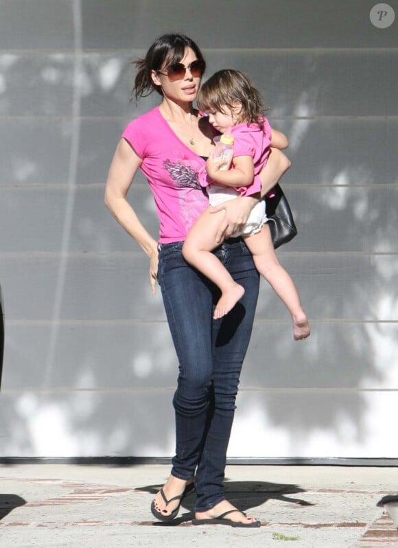 Oksana Grigorieva et sa fille Lucia à Los Angeles, le 18 août 2011.