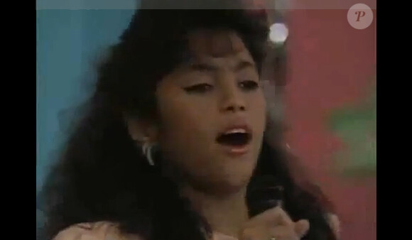 Shakira, à 11 ans, chante à la télévision.