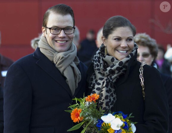 La princesse Victoria et du prince Daniel en visite à Järfalla, au parc de jeu Källhall, le 13 novembre 2011. Un déplacement marqué par l'annulation de dernière minute de leur étape à la maison de retraite Les Châtaigniers suite au scandale qui touche les établissements du groupe Carema Care.