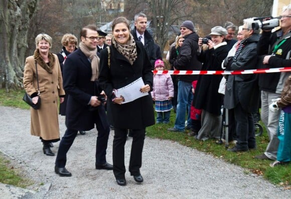 La princesse Victoria et du prince Daniel en visite à Järfalla le 13 novembre 2011. Un déplacement marqué par l'annulation de dernière minute de leur étape à la maison de retraite Les Châtaigniers suite au scandale qui touche les établissements du groupe Carema Care.