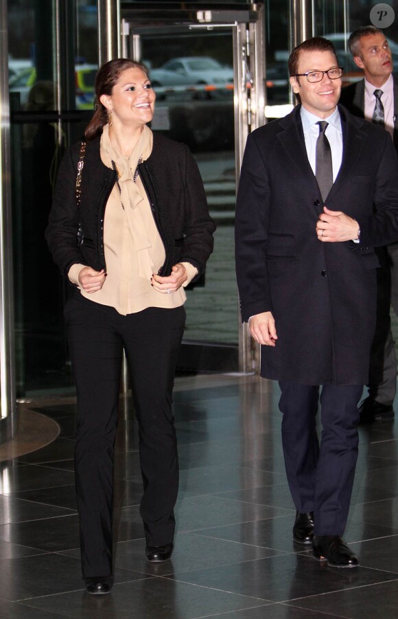 Victoria et Daniel de Suède en visite au siège de Saab à Järvalla le 14 novembre 2011.