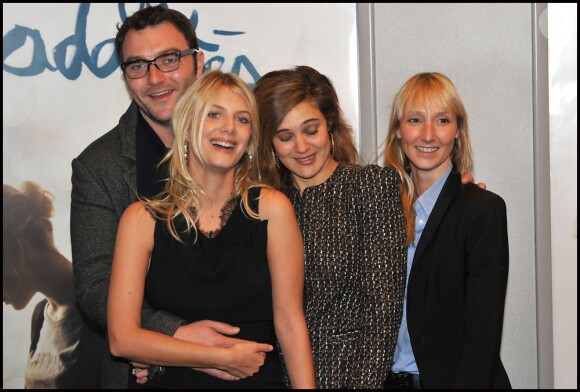 Mélanie Laurent, entourée de Denis Ménochet, Marie Denarnaud et Audrey Lamy lors de la présentation du film Les Adoptés, à Paris, le 14 novembre 2011.