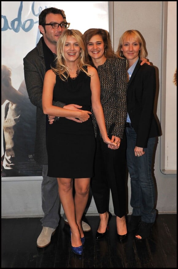 Mélanie Laurent, entourée de Denis Ménochet, Marie Denarnaud et Audrey Lamy lors de la présentation du film Les Adoptés, à Paris, le 14 novembre 2011.