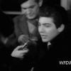 Reportage de la télévision polonaise sur l'annulation du concert de Paul Anka. Le chanteur, alors âgé de 22 ans, monte sur la scène de la Sala Kongresowa à Varsovie pour annoncer sa décision au public, le 22 novembre 1963.