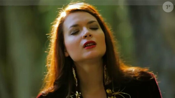 André Manoukian a invité la superbe chanteuse de jazz albanaise Elina Duni pour Macadam Cowboy, extrait de son album Melanchology paru le 31 octobre 2011.