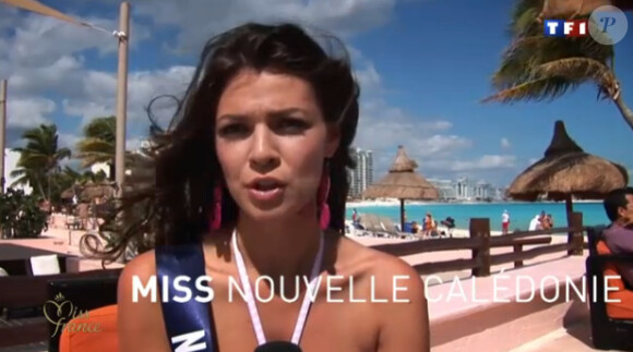 Miss Nouvelle Calédonie lors de la séance photo en bikini sur la plage en novembre 2011 à Cancun au Mexique