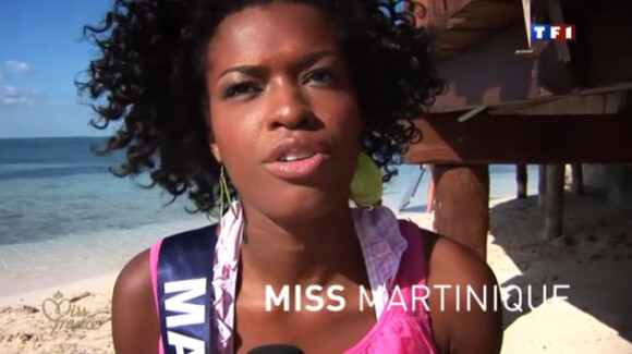 Miss Martinique lors de la séance photo en bikini sur la plage en novembre 2011 à Cancun au Mexique