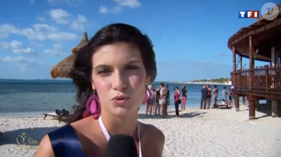 Miss Bourgogne lors de la séance photo en bikini sur la plage en novembre 2011 à Cancun au Mexique