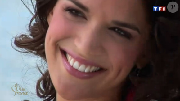 Cette Miss affiche son plus beau sourire lors de la séance photo en bikini sur la plage en novembre 2011 à Cancun au Mexique