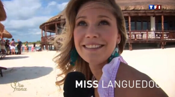 Miss Languedoc lors de la séance photo en bikini sur la plage en novembre 2011 à Cancun au Mexique