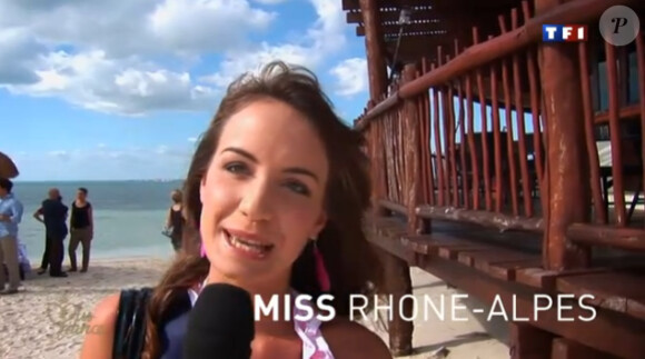 Miss Rhone-Alpes lors de la séance photo en bikini sur la plage en novembre 2011 à Cancun au Mexique