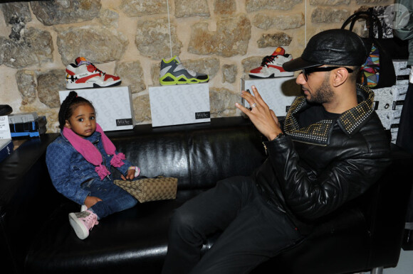 Swizz Beatz très fier de sa fille Nicole à la boutique Auguste à Bastille pour la présentation et la dédicace de la chaussure que le producteur a dessinée pour la marque Reebok. Le 17 novembre 2011