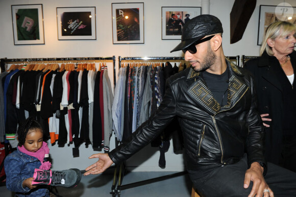 Swizz Beatz et sa fille Nicole à la boutique Auguste à Bastille pour la présentation et la dédicace de la chaussure que le producteur a dessinée pour la marque Reebok. Le 17 novembre 2011
