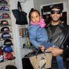 Swizz Beatz et sa fille Nicole, 3 ans et demi, à la boutique Auguste à Bastille pour la présentation et la dédicace de la chaussure que le producteur a dessinée pour la marque Reebok. Le 17 novembre 2011