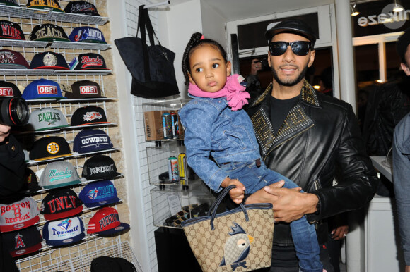 Swizz Beatz et sa fille Nicole, 3 ans et demi, à la boutique Auguste à Bastille pour la présentation et la dédicace de la chaussure que le producteur a dessinée pour la marque Reebok. Le 17 novembre 2011