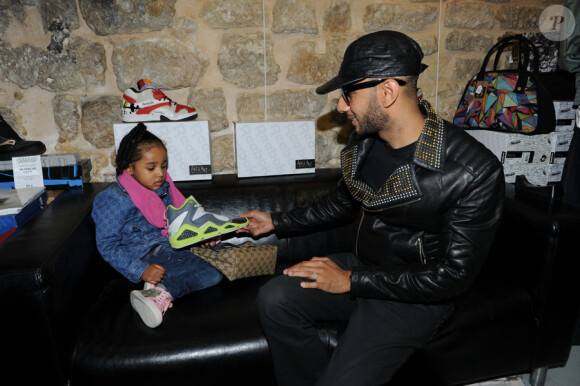 Swizz Beatz et sa fille Nicole à la boutique Auguste à Bastille pour la présentation et la dédicace de la chaussure que le producteur a dessinée pour la marque Reebok. Le 17 novembre 2011
