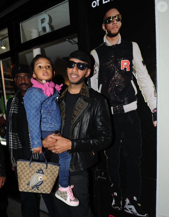 Swizz Beatz et sa fille Nicole à la boutique Auguste à Paris (Bastille)  pour la présentation et la dédicace de la chaussure que le producteur a  dessinée pour la marque Reebok. Le 17 novembre 2011
