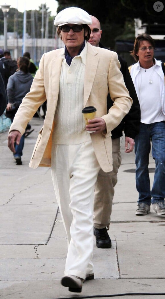 Charlie Sheen en tournage du nouveau film de Roman Coppola, à Los Angeles, le 18 novembre 2011.
