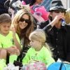 Charlie Sheen, Denise Richards et leur fille Lola soutiennent l'aînée Sam lors de son match de football, à Calabasas, le 19 novembre 2011. À la pause, la petite vient partager un encas avec ses parents.