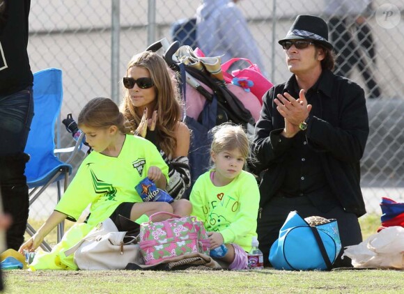 Charlie Sheen, Denise Richards et leur fille Lola soutiennent l'aînée Sam lors de son match de football, à Calabasas, le 19 novembre 2011. Dans la poussette, Eloise Joni, la fille adoptive de Richards. 