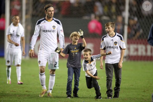 David Beckham et ses trois fils Romeo, Cruz et Brooklyn, sur la pelouse du Home Depot Center à Los Angeles, le 16 octobre 2011.