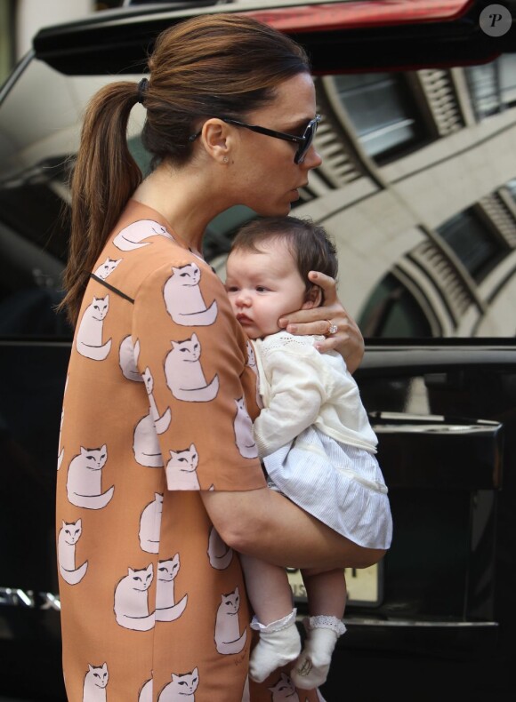 Harper Seven et sa maman Victoria Beckham, en virée shopping à New York, le 16 septembre 2011.
