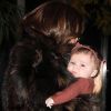 La dernière de la famille Beckham, Harper Seven, dans les bras en fourrure de sa mère Victoria à New York, le 16 novembre 2011.