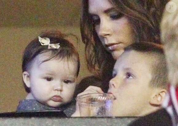 Harper Seven, sa mère Victoria Beckham et son frère Cruz, dans les tribunes du Home Depot Center. Los Angeles, le 20 novembre 2011.