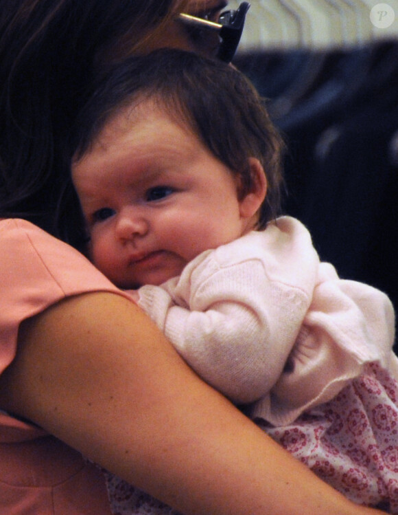 Victoria Beckham pouponne et choisit des robes avec sa fille Harper Seven dans les bras. New York, le 15 septembre 2011.