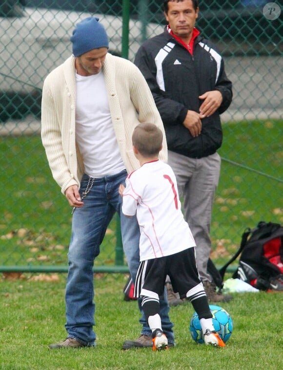 David Beckham et son fils Cruz (6 ans) à Los Angeles, en pleine partie de foot. Le 12 novembre 2011.