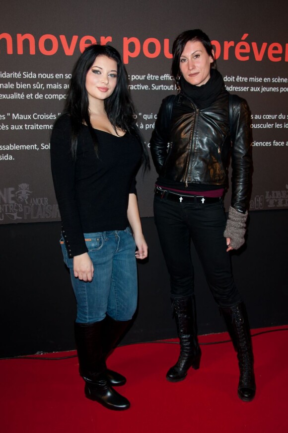 Anna Polina et Ovidie à la présentation de l'exposition Sex and the City, place de la Bastille à Paris le 21 novembre 2011
